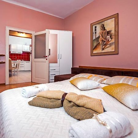 Stela - One Bedroom Apartment Rovinj Exteriör bild