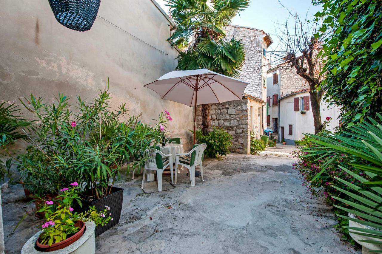 Stela - One Bedroom Apartment Rovinj Exteriör bild