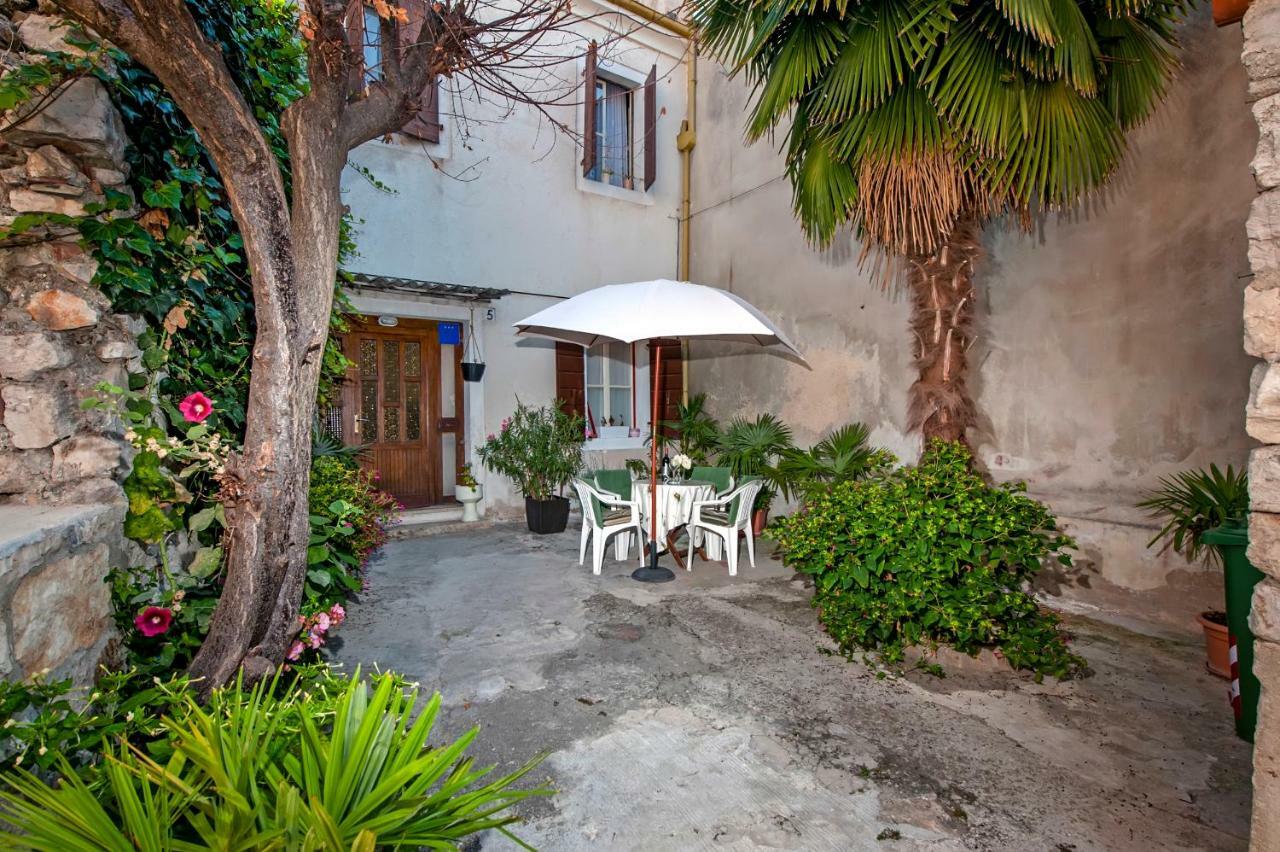 Stela - One Bedroom Apartment Rovinj Exteriör bild